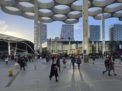 903645 Gezicht op het Stationsplein te Utrecht.
